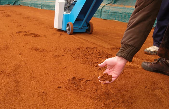 Manutenzione terra battuta campi tennis con sottomanto eccessivo